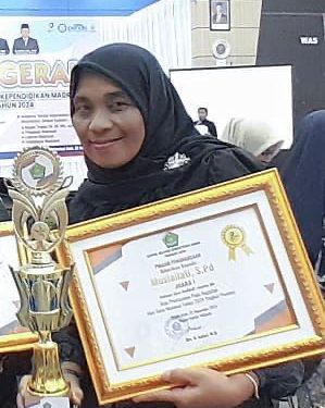 Muslailati,  S.Pd, Raih Juara 1 Guru Dedikatif Jenjang MA Provinsi Aceh - 60e823f1 827d 4b4c a700 c901b2d21f38 | Aceh | Potret Online