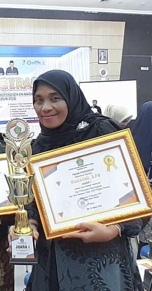 Muslailati,  S.Pd, Raih Juara 1 Guru Dedikatif Jenjang MA Provinsi Aceh