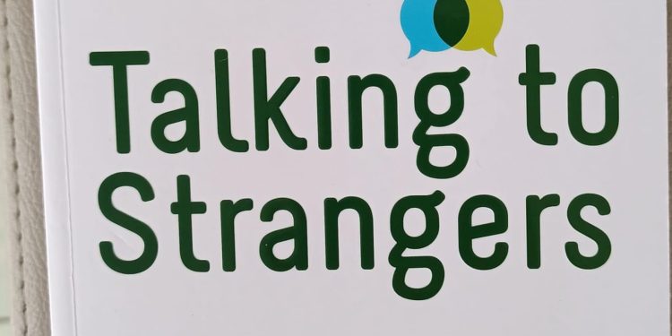 TALKING TO STRANGERS - IMG_1634 | Buku | Potret Online