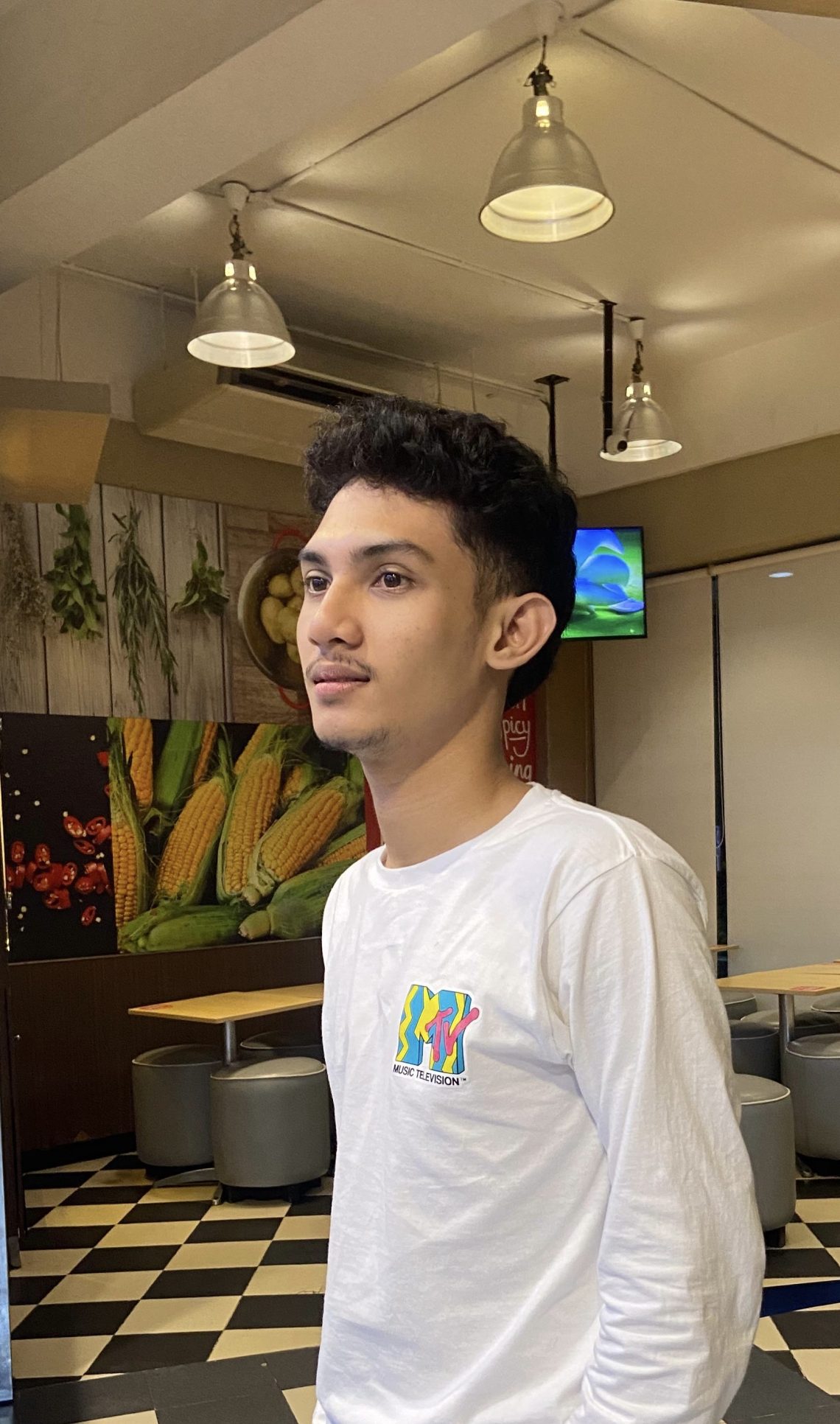 Perempuan Dengan Ember Hitam