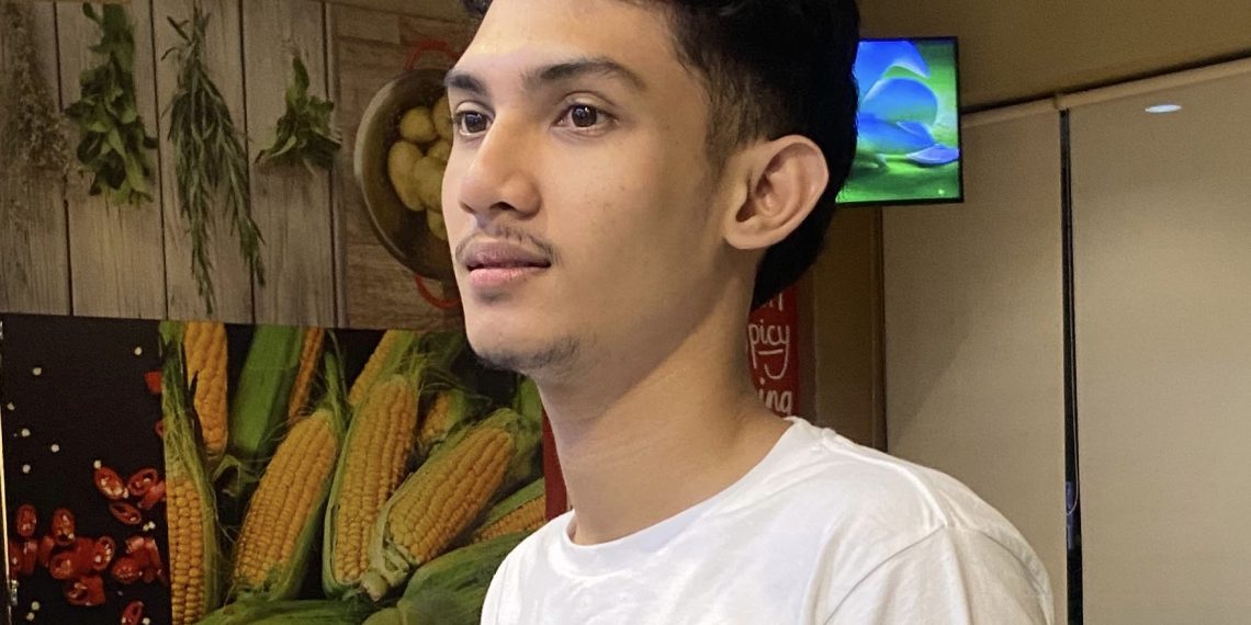 Perempuan Dengan Ember Hitam