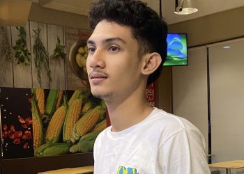 Perempuan Dengan Ember Hitam