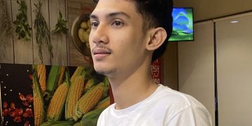 Perempuan Dengan Ember Hitam