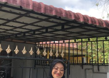 Dua Perempuan Paruh Baya, Bersalawat Mengais Rezeki