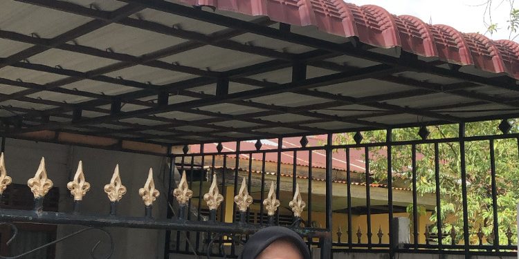 Dua Perempuan Paruh Baya, Bersalawat Mengais Rezeki