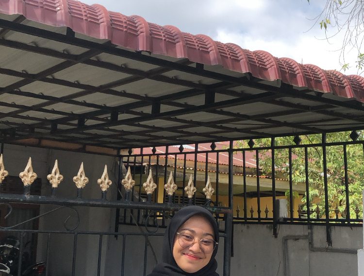 Dua Perempuan Paruh Baya, Bersalawat Mengais Rezeki