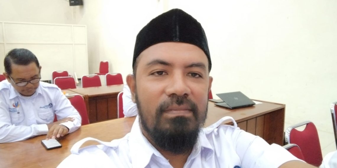 Seorang Guru yang Hadir Pada Penyerahan Hadiah di Ibukota Provinsi