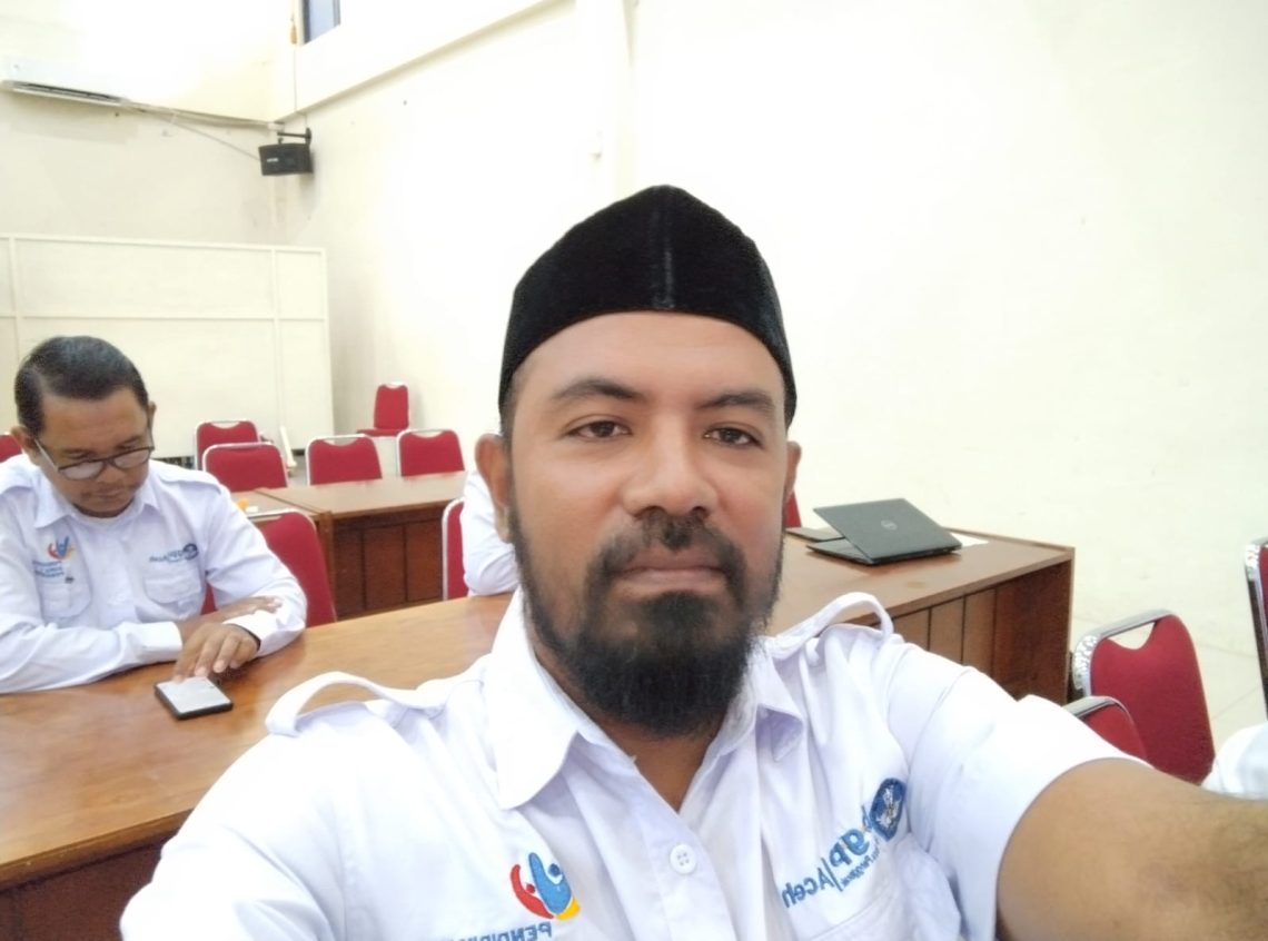 Seorang Guru yang Hadir Pada Penyerahan Hadiah di Ibukota Provinsi