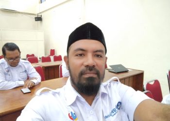 Seorang Guru yang Hadir Pada Penyerahan Hadiah di Ibukota Provinsi