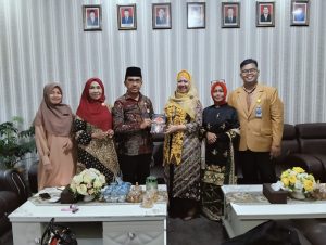 Kadisdik Sumbar, Barlius : Guru Berpuisi di Deakin University Sebuah Kebanggaan - d8077152 694e 4856 8428 0f8af064ed01 | Padang | Potret Online