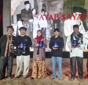 Kuflet Berikan Plakat Apresiasi kepada Pendukung Teater “Sayap-Sayap Proklamasi” - 65d0fa80 f73e 49e4 8af1 29b6b2b261bb | Pertunjukan | Potret Online