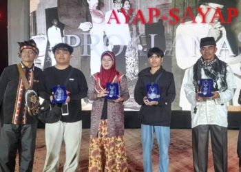 Kuflet Berikan Plakat Apresiasi kepada Pendukung Teater “Sayap-Sayap Proklamasi”