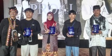 Kuflet Berikan Plakat Apresiasi kepada Pendukung Teater “Sayap-Sayap Proklamasi”