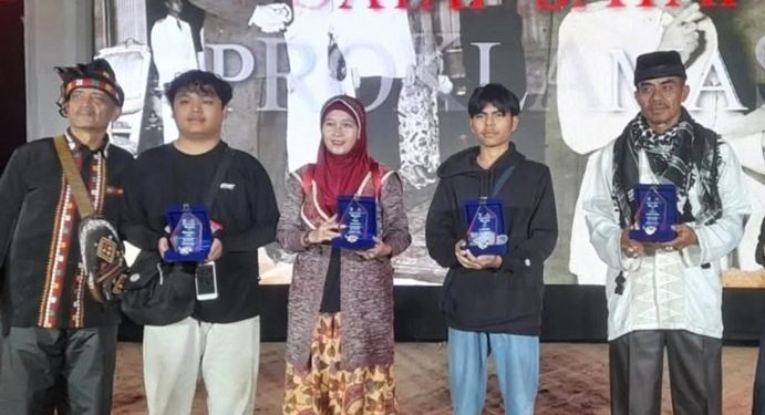 Kuflet Berikan Plakat Apresiasi kepada Pendukung Teater “Sayap-Sayap Proklamasi” - 65d0fa80 f73e 49e4 8af1 29b6b2b261bb | Pertunjukan | Potret Online