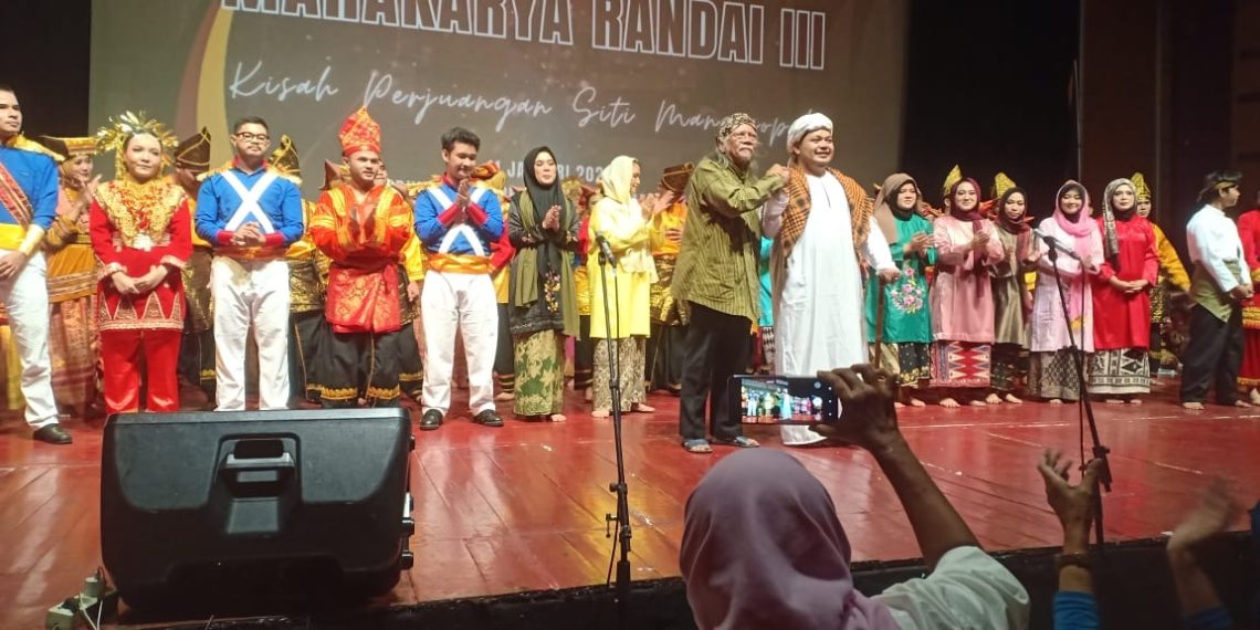 Dihadiri Duta Besar Kuwait, Pertunjukkan Mahakarya Randai III Siti Manggopoh Sukses dan Memukau