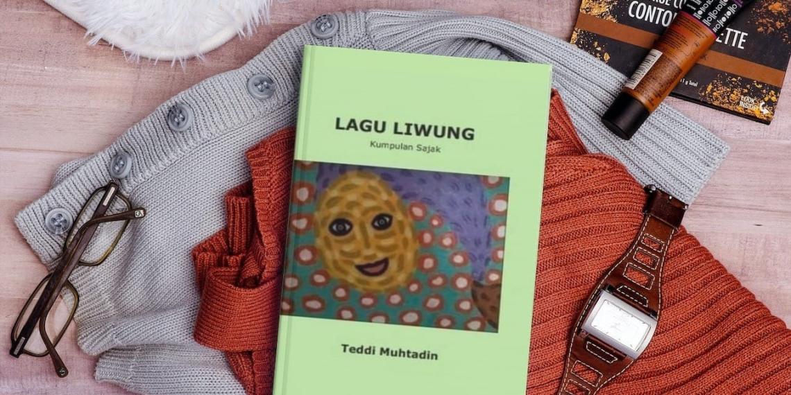 Malam Kereta, Buku Kecil, dan Percakapan yang Tak Selesai