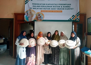 Perempuan-Perempuan yang Belajar Menganyam Tudung Saji