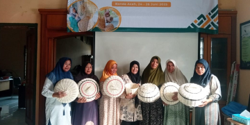 Perempuan-Perempuan yang Belajar Menganyam Tudung Saji