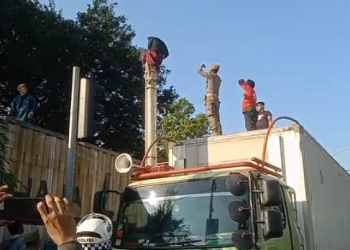 Kisah Minggu Sore Tentang Pemuda Malang di Tiang Lampu Hias