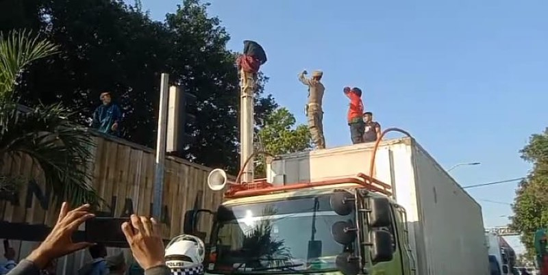 Kisah Minggu Sore Tentang Pemuda Malang di Tiang Lampu Hias