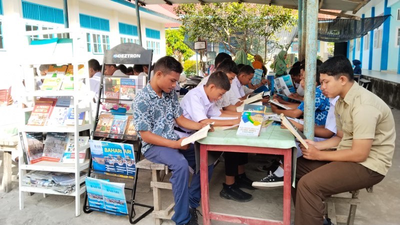 Jangkar SMKN 1 Jeunieb Hadirkan Pojok Baca di Kantin Sekolah