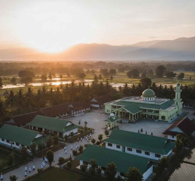 Gitu Aja Kok Ribut: Kepemimpinan dari Pesantren dan Surau