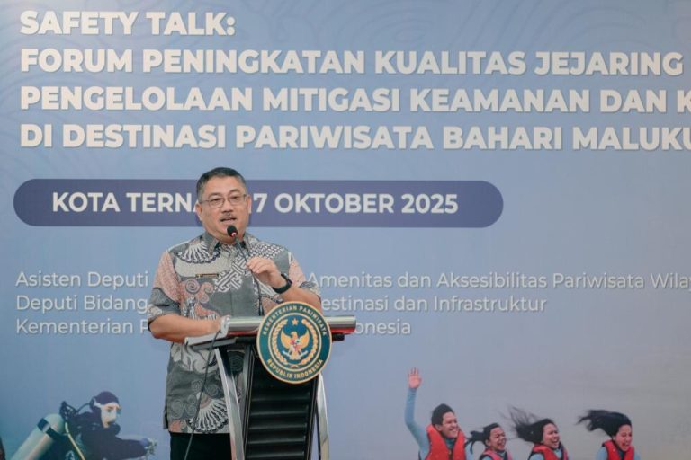 Menjaga Keselamatan Wisatawan Bahari