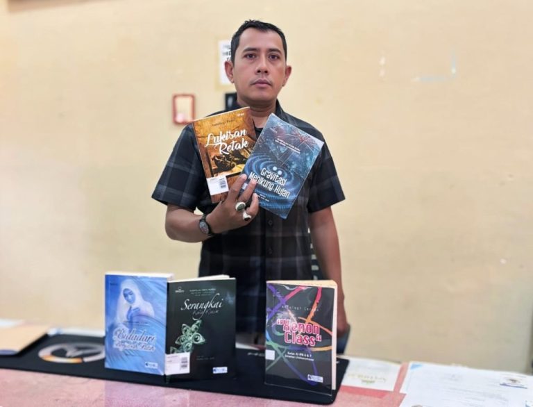 Mengenal Tokoh Inspiratif Muklis Puna: Guru Pelestari Sastra, Cahaya Literasi