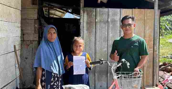 Bantuan Sepeda Untuk Dora Rahmayanti Agar Bisa Akses Sekolah