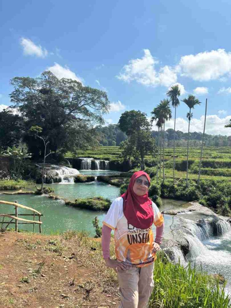 Menulis Puisi Dengan (Kon)teks Esai | Potret Online