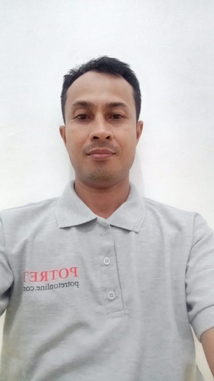 Menulis Puisi Dengan (Kon)teks Esai | Potret Online