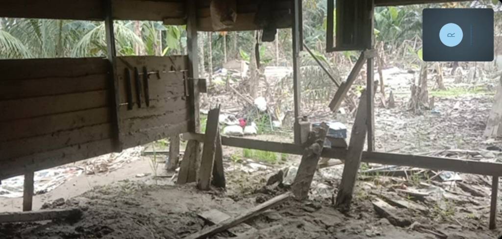 Orangtuaku dan Keluargaku Tidur dan Menginap di Jalan yang Lembab