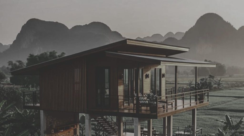 Hujan Tertahan di Teras Januari