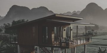 Hujan Tertahan di Teras Januari