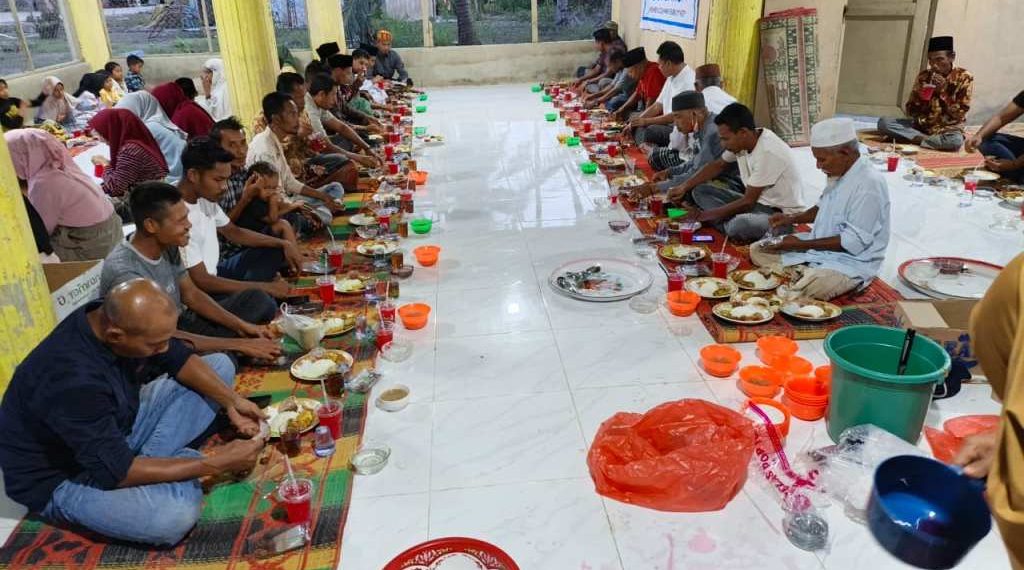 Kekompakan Ibu-Ibu Seneubok Saboh Wujudkan Buka Puasa Bersama