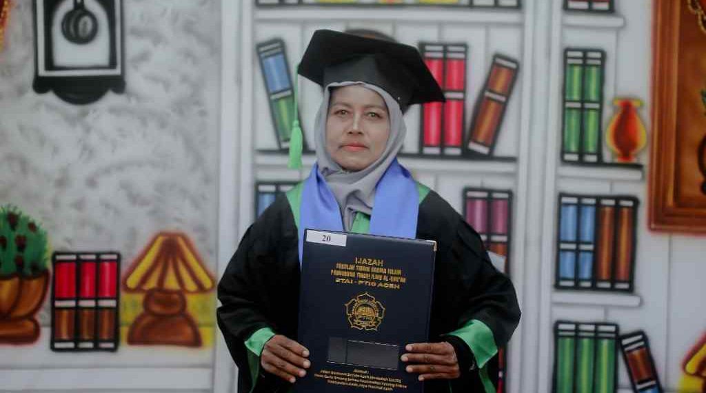 BelajarTanpa Batas Usia: Kisah Nurwani, Sarjana di Usia 53 Tahun