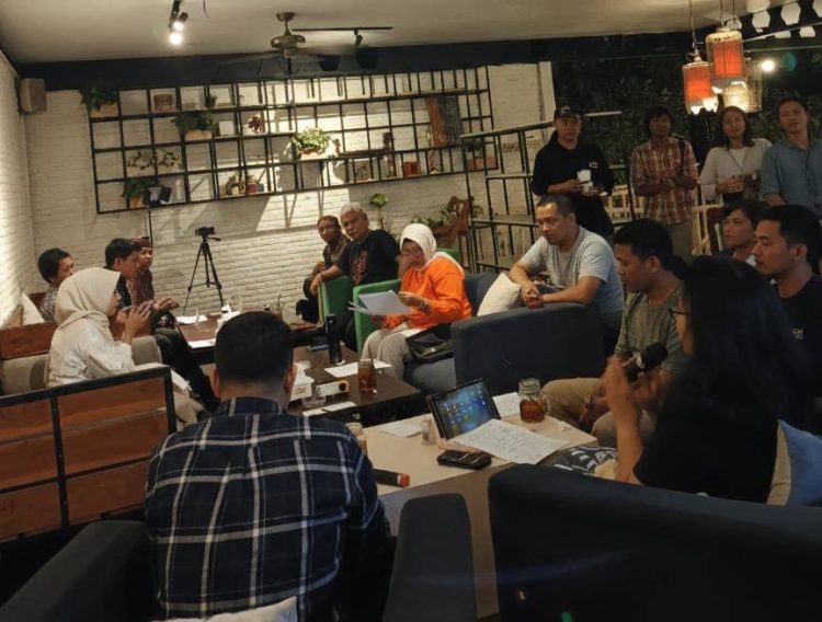 Di Balik Romantisme Hujan: Diskusi Kajian Semiotika dan Feminis Cerpen Fileski di Madiun | Potret Online