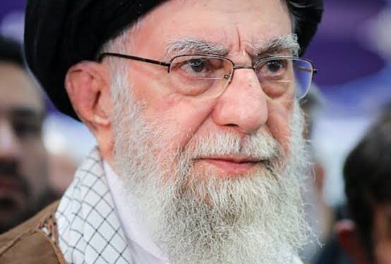 Dua Bayang Besar di Atas Republik Islam: Kisah Para Pemimpin Tertinggi Iran - IMG_0091 | Iran | Potret Online