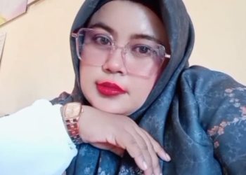 Pelukan Bangga Seorang Ibu