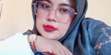 Pelukan Bangga Seorang Ibu