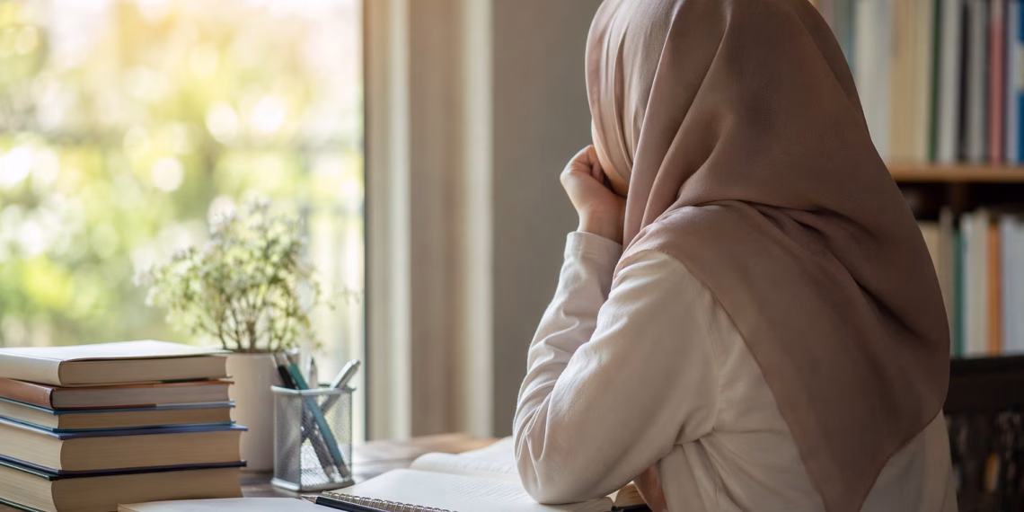 mahasiswi bimbingan konseling sedang belajar dan merenung