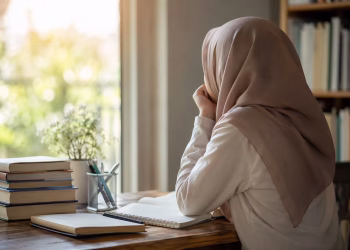 mahasiswi bimbingan konseling sedang belajar dan merenung