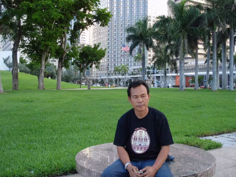 Memandang dan Membaca Miami Dari Lantai 13 Riande Continental Hotel