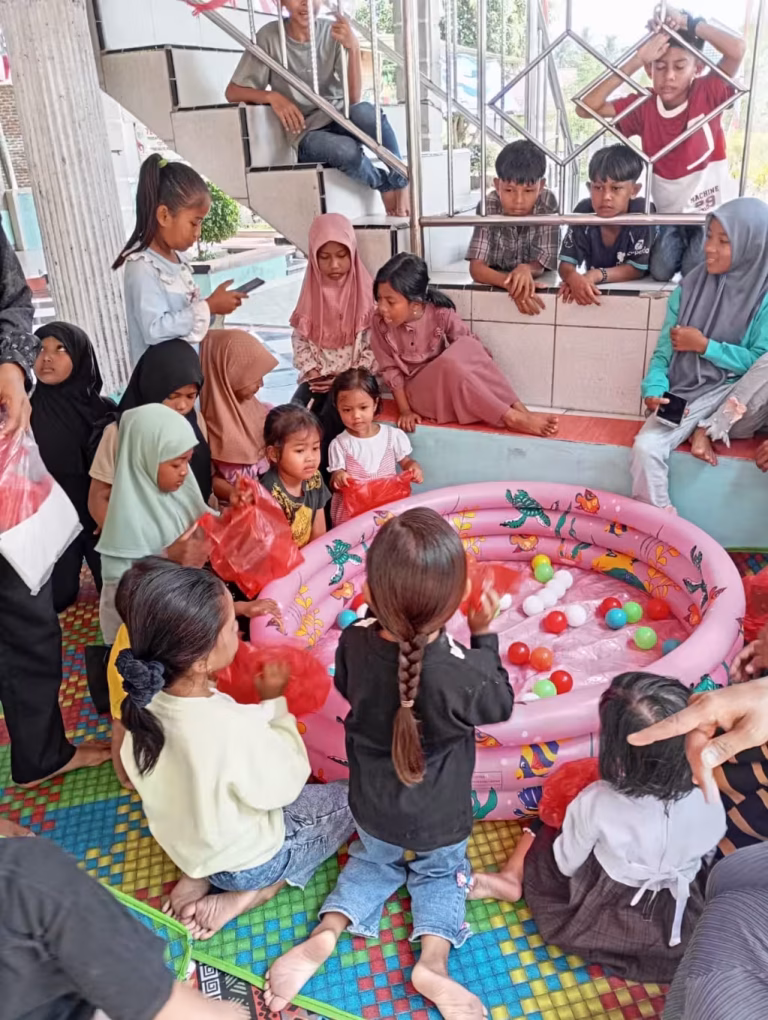 Belajar dari Lomba Bola Pelangi dan Literasi Kemerdekaan di Desa Gampong Baro