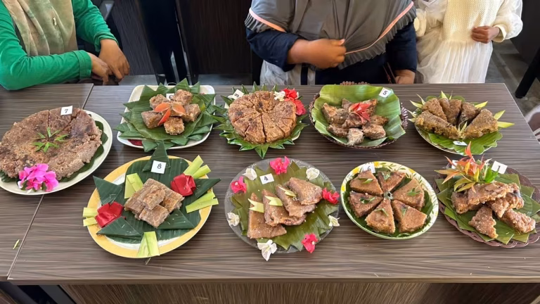 Makna di Balik Lomba Memasak Lempeng Sagu dan Mengukur Kelapa dengan Alat Tradisional