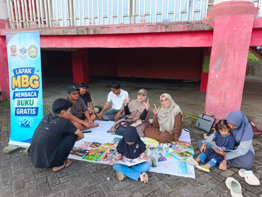 MBG di Lapangan Sadakata Ternyata Bukan Makan Bergizi Gratis, Melainkan Membaca Buku Gratis